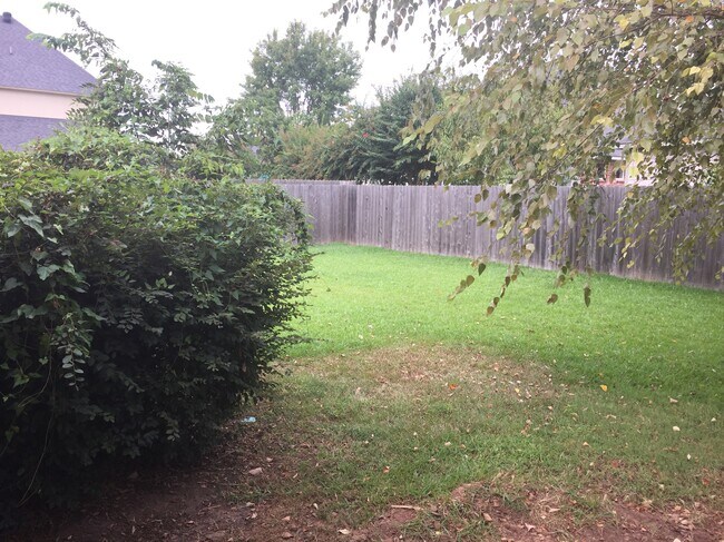 Foto del edificio - 8004 Laurel Hill Dr