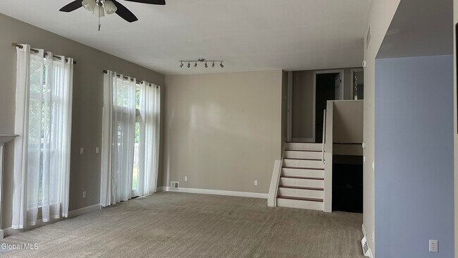 Foto del edificio - 21 Skylark Dr