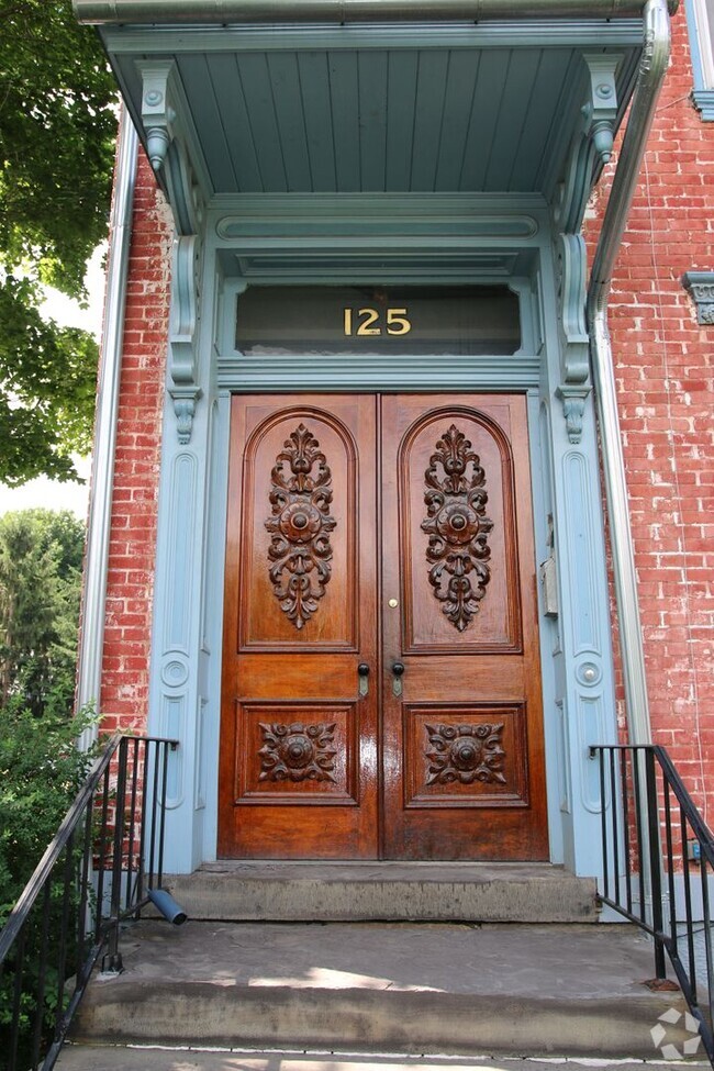 Building Photo - 125 W Green St