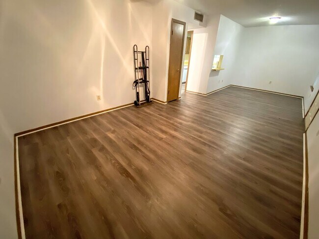 Building Photo - Willows Apartments