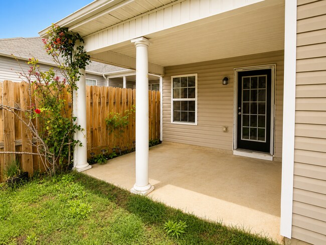 Building Photo - 3 bed 2 bath Ranch -AVAILABLE NOW- no pets