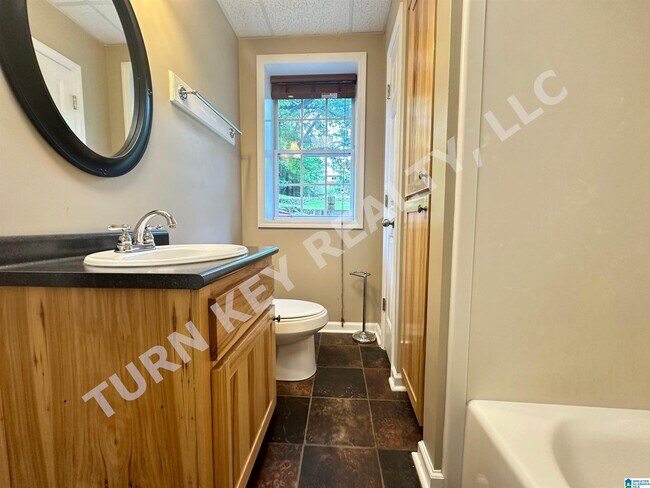 Building Photo - 110 Clay Dr