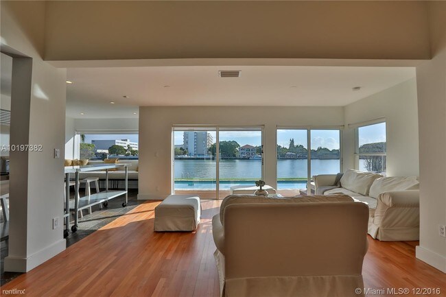 Building Photo - 7711 Beachview Dr