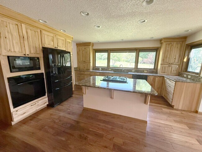 Building Photo - Private and Quiet Six Bedroom Home on 1 Ac...