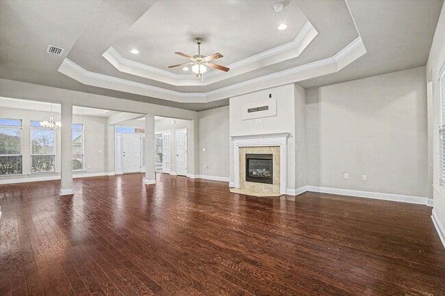 Building Photo - SPACIOUS AND CONVENIENT COMMUTE!