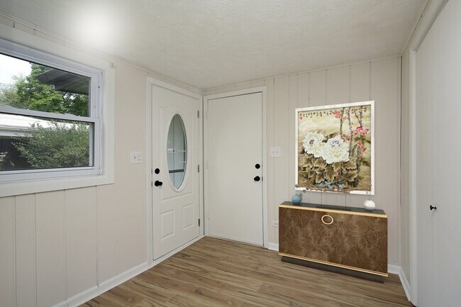 Building Photo - 729 Leclaire Ave