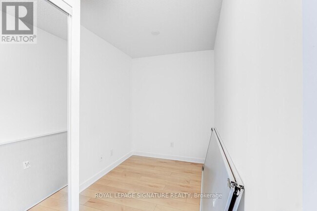 Photo du bâtiment - 33 Bay St.