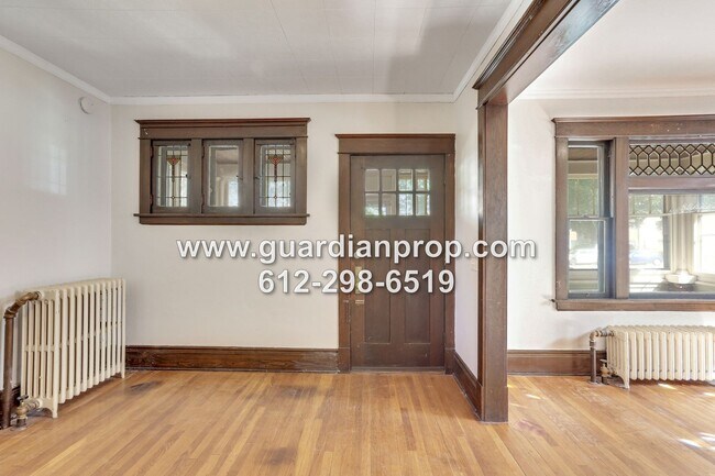 Foto del edificio - Large House in Hamline Midway Available October 1st, Original Woodwork, Updated Kitchen & Baths, ...