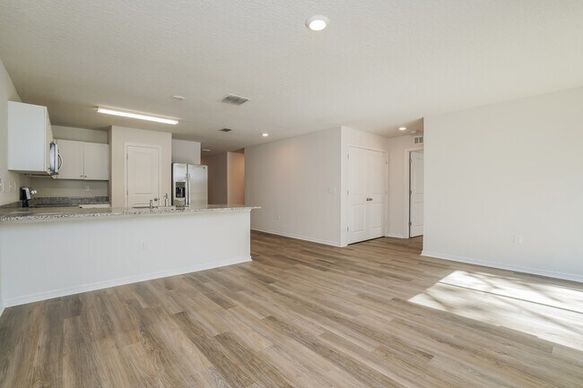 Building Photo - 2660 W Bravura Dr