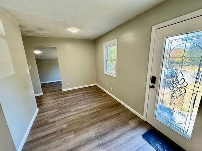 Building Photo - MOVE IN SPECIAL