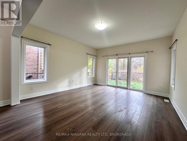 Photo du bâtiment - 102 Cannery Dr