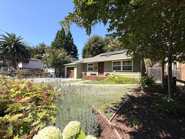 Building Photo - Beautiful 4BD/2BA Menlo Park Home with Lar...