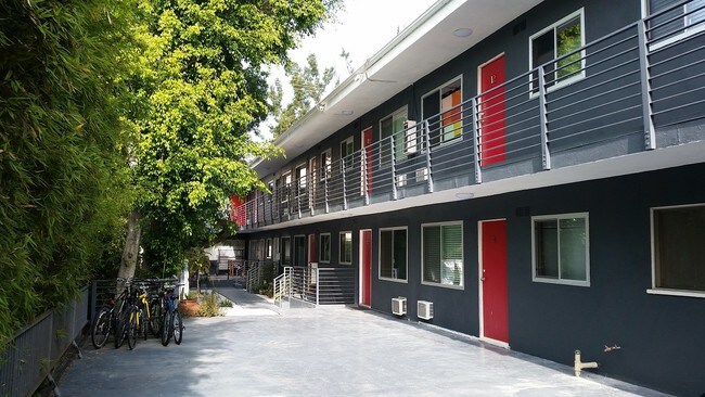 Courtyard - 2119 N Beachwood Dr
