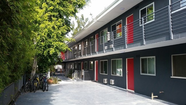 Courtyard - 2119 N Beachwood Dr