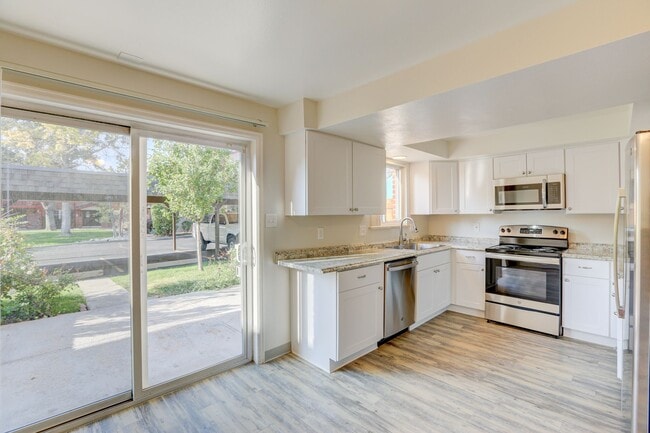 1685 sq.ft. - Townhome - Applewood Crest Townhomes & Apartments