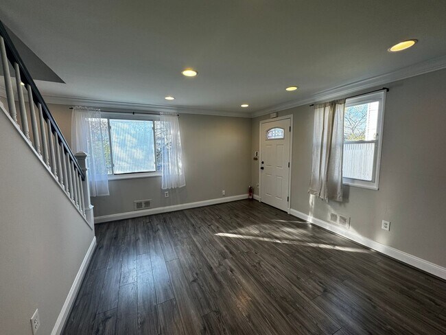 Foto del edificio - Discover Comfort and Convenience in this Charming 2BR, 1BA Duplex