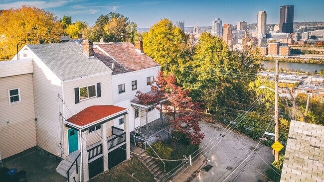 Foto del edificio - Available August 1st 2026 - Renovated 2+ Bedroom Home w/ Updates Throughout!