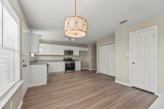 Foto del edificio - 7134 Prairie Village Dr