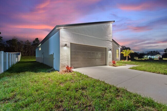 Building Photo - BRAND NEW HOME! Modern, energy efficient h...