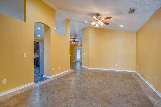 Foto del edificio - Spacious 3BR with Sunroom & Eat-In Kitchen – Holsberry Estates
