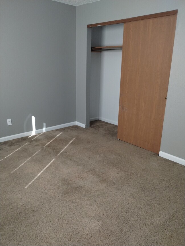 Foto del edificio - 303 Cedarview Ct