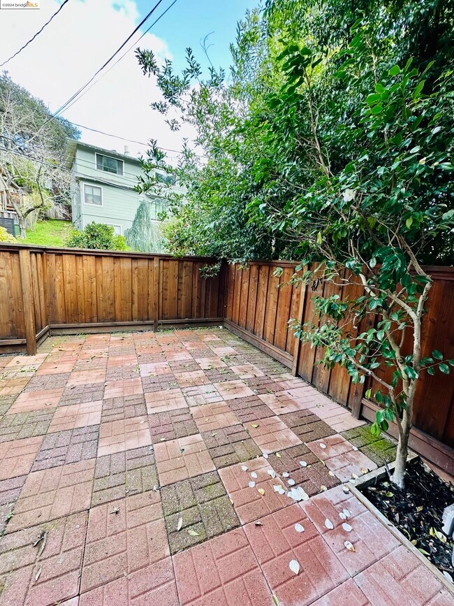 Building Photo - 255 Clorinda Ave