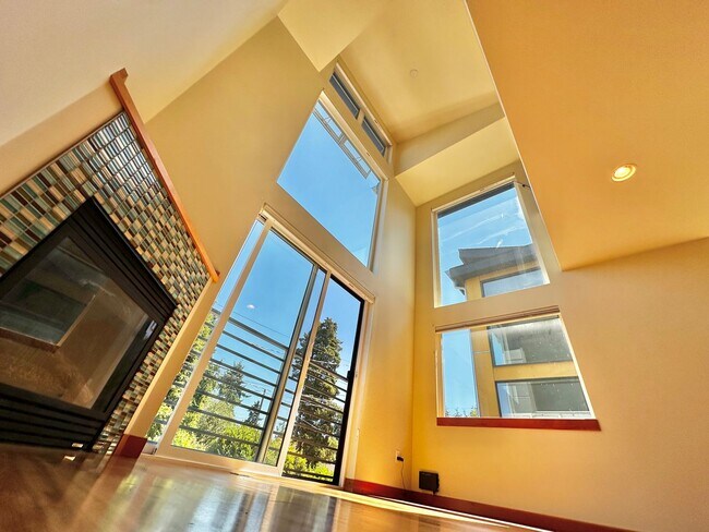 Foto del edificio - Three-Level Loft-Style 2BR | 3BA with Priv...