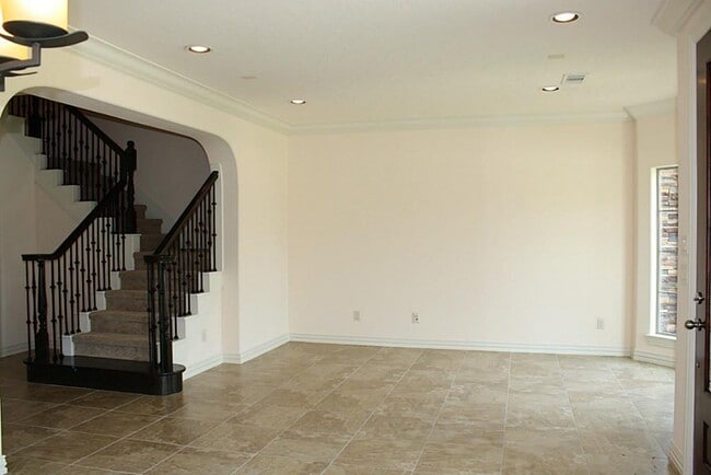 Building Photo - 2046 Palm Forest Ln