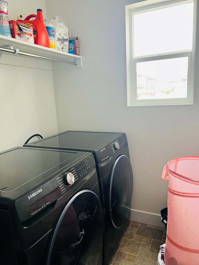 Foto del edificio - 1739 Valcrest Dr