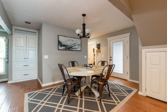 Foto del edificio - Beautifully Updated 3-Bed, 3-Bath Home in Moore