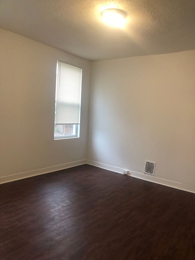 Building Photo - 3 Bedroom 1.5 Bathroom In Baltimore City