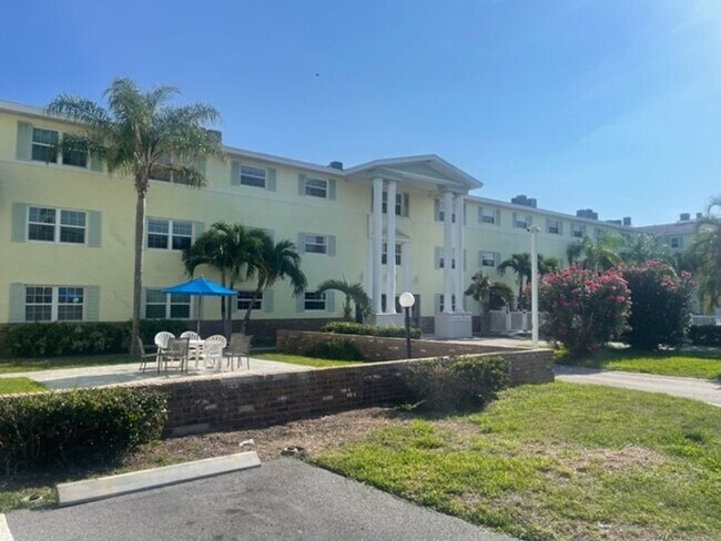 Foto del edificio - 2BR 2BA CONDO LOCATED CLOSE TO PORT CANAVERAL