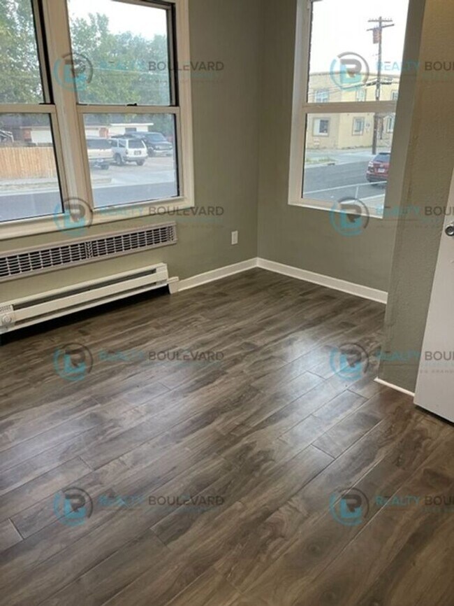 Foto del edificio - Stylish, Remodeled 3-Bedroom Home Near Mid...