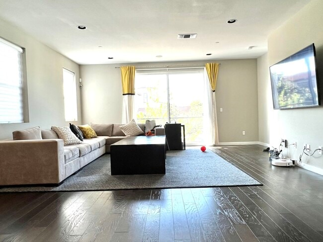 Photo - 215 Burbank St Townhome