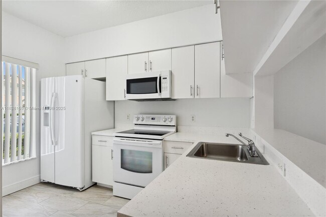 Foto del edificio - 31 Whitehead Cir
