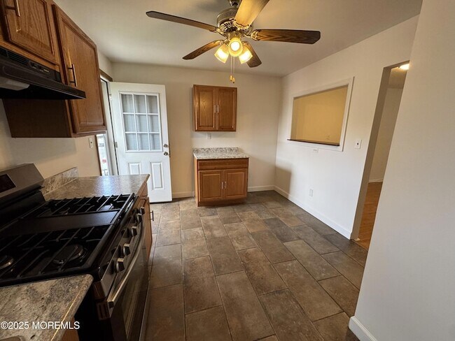 Building Photo - 156 Primrose Ln