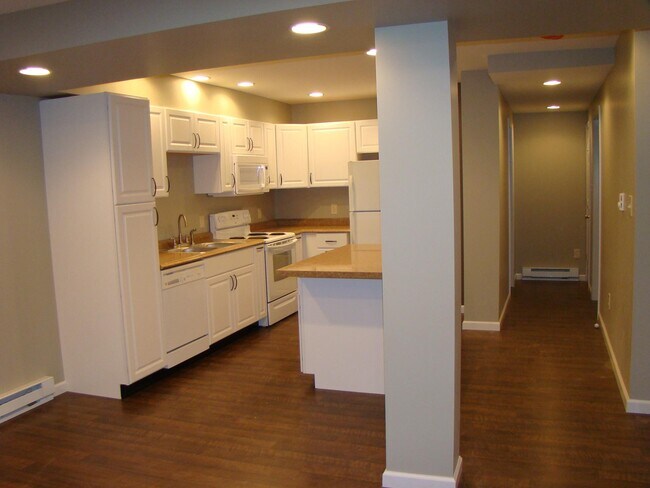 Kitchen /hallway - 158 W College Ave