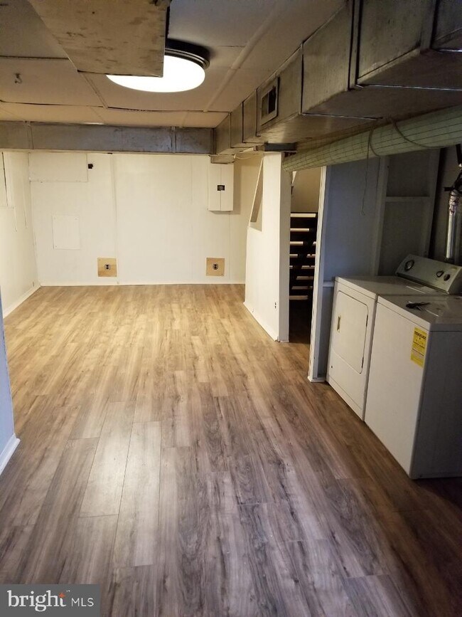 Building Photo - 2222 N Dukeland St