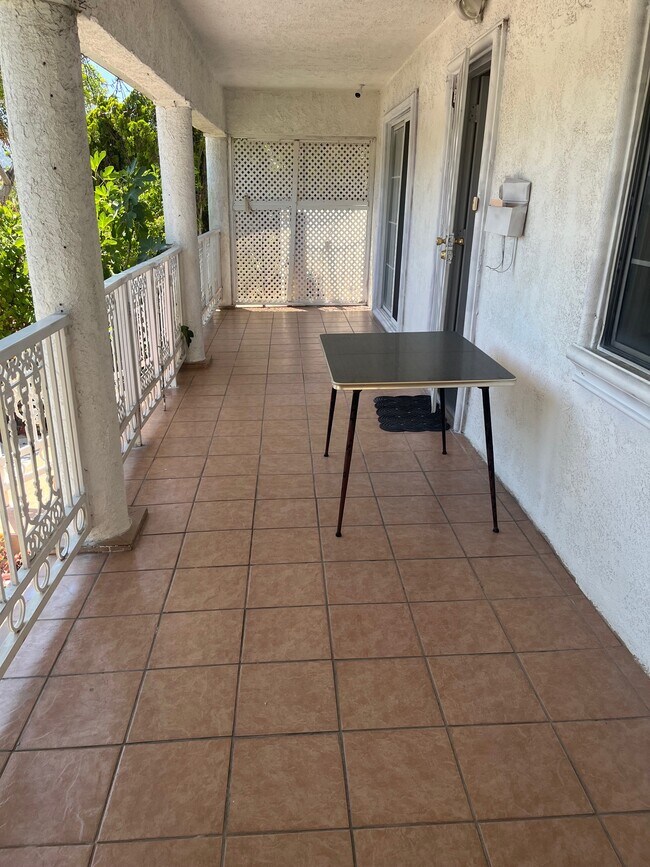 Foto del edificio - 517 W Lexington Dr