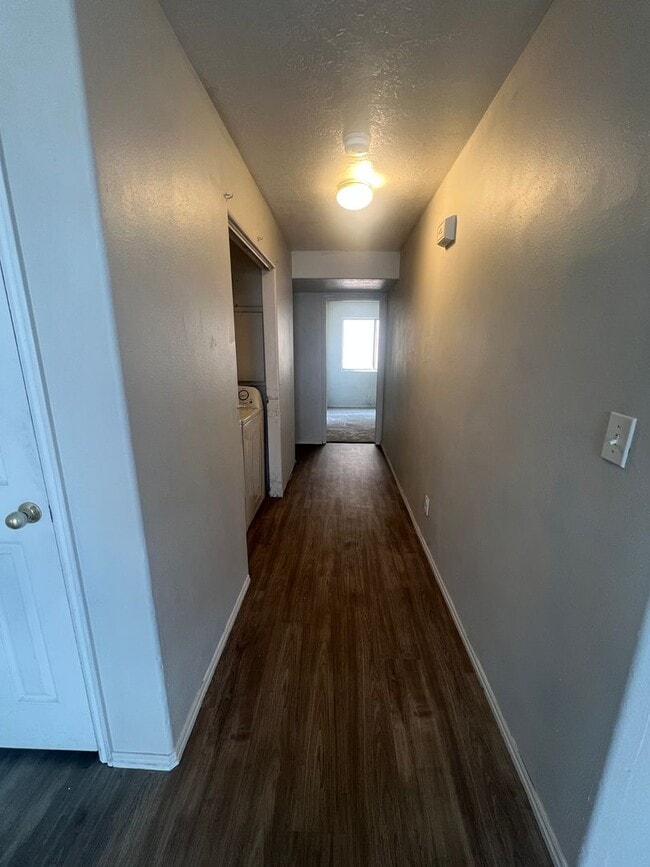 Building Photo - Beautifully refreshed 3 bed 2 bath apartme...