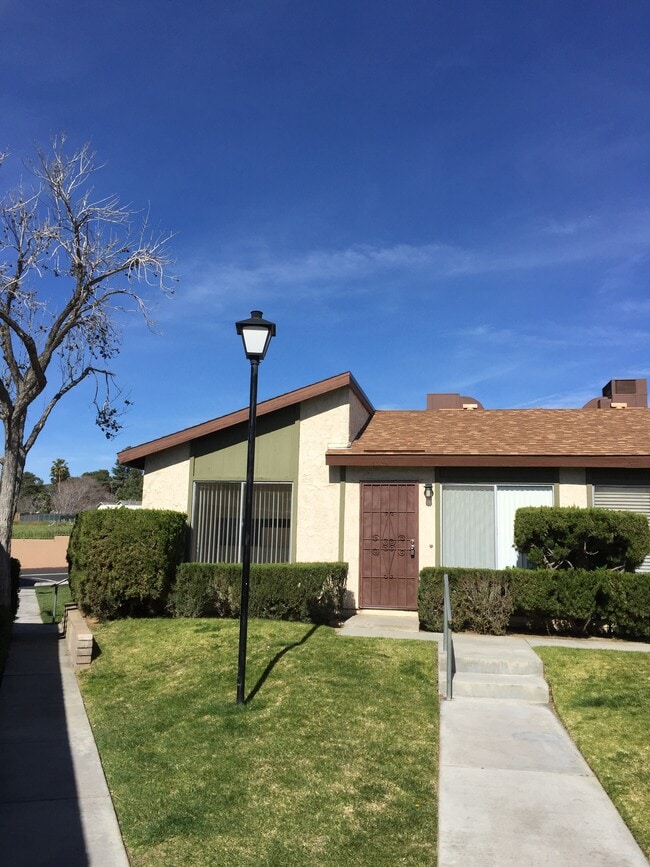 Building Photo - 1329 Vista Serena Ave