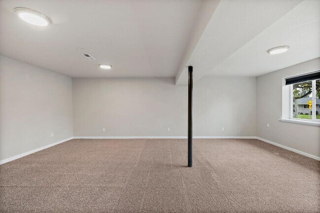 Foto del edificio - Renovated Tacoma Home with A/C, Huge Den, Bonus Office & Fully Fenced Yard!