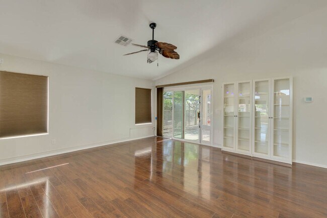 Foto del edificio - New Listing in Peoria