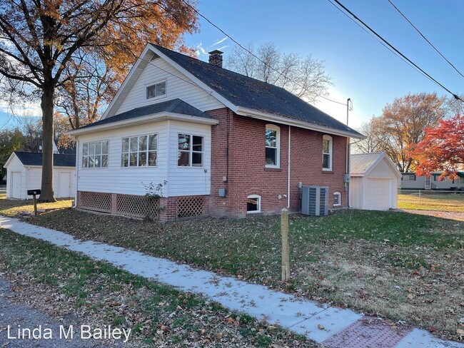 Building Photo - 2 br, 1.5 bath House - 15 North Benard