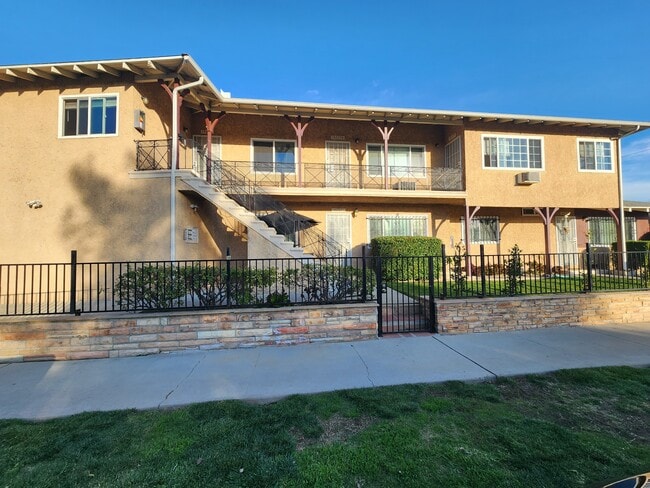 Building Photo - 14227 Moorpark St