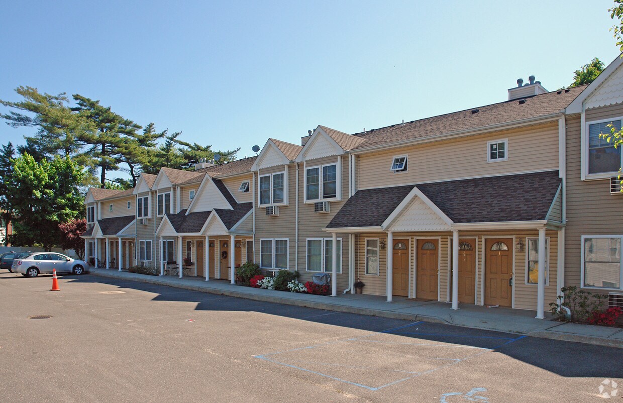 Milestone Condominiums Apartments in Farmingdale, NY