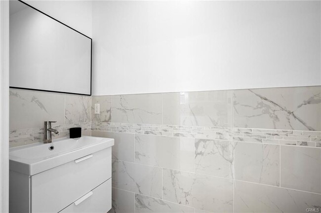 Foto del edificio - 9462 Odessa Ave