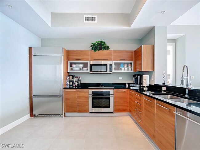 Foto del edificio - 3000 Oasis Grand Blvd