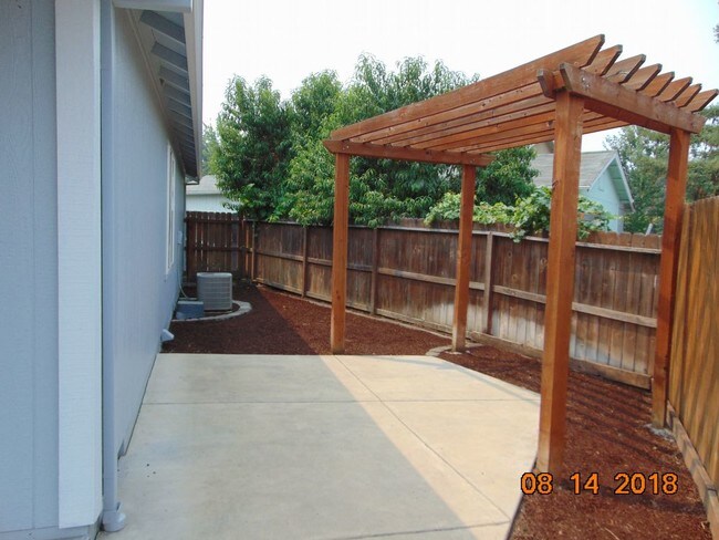 Building Photo - Northwest Medford 3-bedroom Home