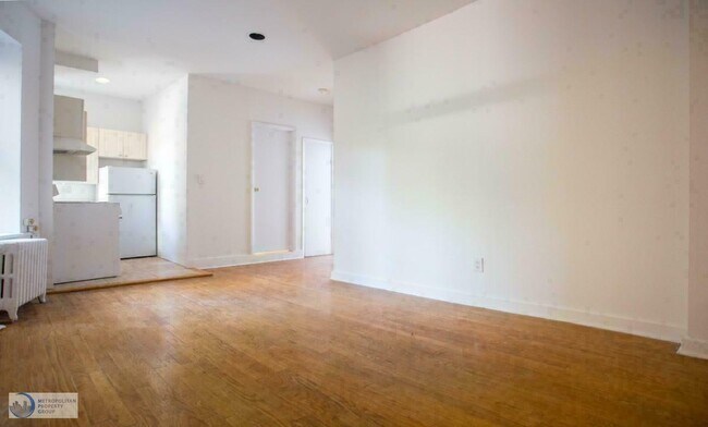 Building Photo - 437 E 12th St